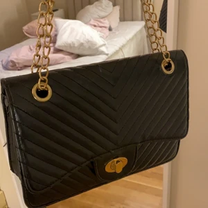 Väska - Jättefin axelväska, vet inte var den är ifrån. Den rymmer väldigt mycket