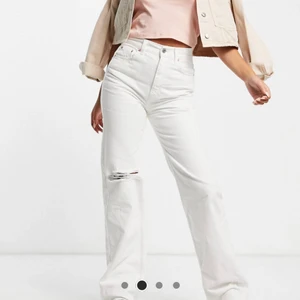 Helt oanvända vita byxor!  - Helt oanvända vita jeans! Skitsnygga! Prislappen kvar. 🤍