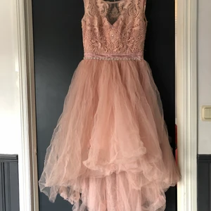 Nelly  - Balklänning/ finklänning. använt en gång endast. Storlek M/ L 