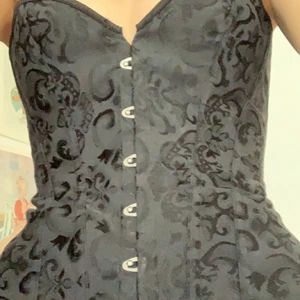 Korsett - Jättejättefin korsett. Den är lätt att sätta på och ändå väldigt skön för att vara en korsett ( och man får sjuka curves). Köpt second hand, därav vet jag inte märket. 