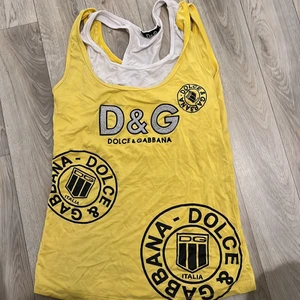 Linne - Linne från Dolce & Gabbana som jag har haft i många år därav säljer jag det billigt nu 🌼 hör av dig om du vill ha fler bilder 