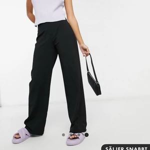 Kostymbyxor  - Svarta kostymbyxor från Bershka i storlek 40. Jag brukar ha M och dom passar mig perfekt. Säljer för att dom inte kommer till användning.