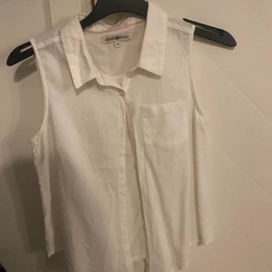 Vitt linne  - Vitt linne med krage från hampton republic i storlek 146 men skulle säga att den kan passa xs eller xxs också. Knytning längst ner