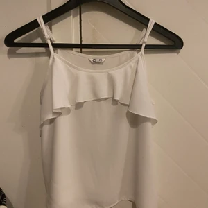 Vitt linne - Vitt linne från cubus i storlek 164 men passar även xs. Fint skick