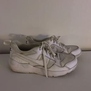 Nike sko - Sælger disse sko fra Nike - brugt et par gange, som os ses på billedet. Np : 500-700