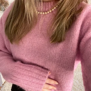 Rosa stickad tröja  - Säljer en rosa stickad tröja som är lite cropad. 💕 den har långa armar och är typ aldrig använd köpt för typ ett år sedan. Passar perfekt nu till våren när man kan vilja ha lite färg. Den är i storlek S från zara. Köparen står för frakten 66kr (spårbar). Vid flera intresserade blir det budgivningen