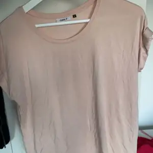 Rosa T-Shirt från Only storlek s