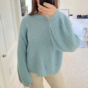 Stickad tröja - Säljer denna somriga stickade tröjan, den är i en fin pastellig blå färg och sitter oversize💙💙 Säljs för 100kr +frakt!! 