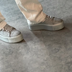 Acne skor - Ett par skor med en tjockare sula från Acne. Endast använda en gång. Nypris 3500kr.💕✨
