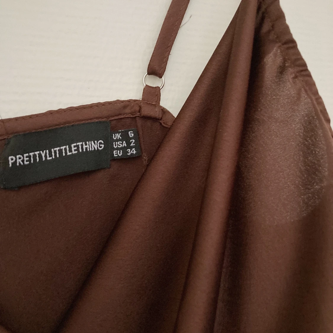 Brun klänning med slits - 91