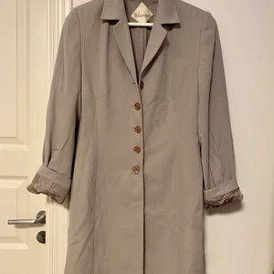 Kavaj/Blazer - Vintage kavaj riktigt läcker, på en 165cm lång går den nedanför rumpan
