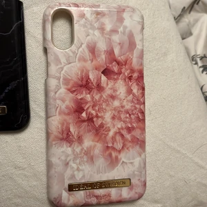 Ideal of sweden - IPhone X  - Välanvända skal. Båda säljs för 80kr annars 50kr st.