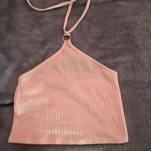 Vit top  - Säljer denna snygga toppen från bikbok för att den inte har kommit till användning, har aldrig använt och är därför i topp skick