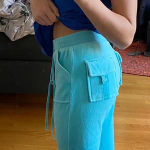 Juciy byxor storlek XS-S - Fint använda Juciy mjukisbyxor i storlek S men passar XS, med text skriven på sidan. 