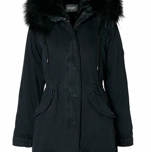 Hollies jacka  - Hej, jag säljer en svart jacka från märket hollies. Det är en väldigt fin och varm jacka som är i bra skick. Dessutom är jackan full med äkta päls vilket gör den extra mysig gosig. Vid intresse kan priset diskuteras och jag kan skicka fler bilder om så önskas.