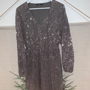 Paljett glitter klänning  - En otroligt blingig klänning, använd en gång! Så är i nyskick, inga paljetter saknas eller liknande. 