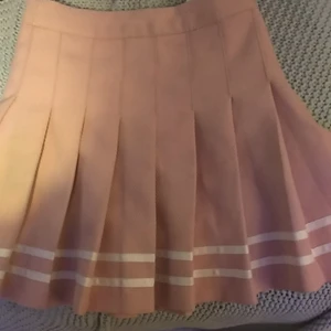 Rosa tennis skirt - Rosa tennis skirt. Använd bara fåtal gånger men en söm har gått av lite på baksidan men det går lätt att fixa!