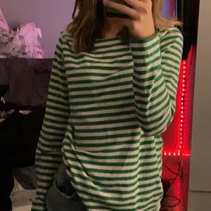 Storlek M - En jättefin grön/vit tröja från Hm. Jag säljer denna för att jag aldrig använt den.