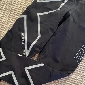 2XU vintertights - 2XU vintertights. Supersköna och lite varmare kompressionstights. Eftersom de är kompressionstights är de ganska små i storleken. Tyvärr för små för mig, som vanligtvis har XS i tights, så därför aldrig använda. Lappen kvar. Kan frakta, 52kr 🦋