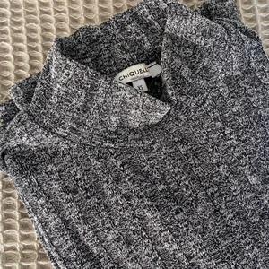 Långärmad tröja - Fin långärmad tröja med hög hals. Lite längre i armarna och ner över rumpan för mig som är 162, men går lätt att vika upp om man vill det. Kan frakta, 52kr🦋