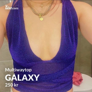 Håndsydde muliway topper - Selger selvlagd multiway topp i Grønn 💚  ( håndsydd, Så kommer kanskje med små skjønnhetsfeil)   Str. Xxs- Liten cup M  ( grunnet knyting, (justerbar i midjen og på brystene (evt. så stikker den litt mer ut, se. Bilde )   DOBLE LAG så IKKE GJENNOMSIKTIG☺️  Farge: grønn/gull/ bronse eller lages i blå/lilla/sølv glitter KOM MED BUD ❤️