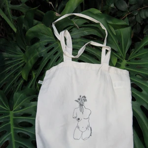 Tote bag mother earth - JUST NU 20% RABATT Mitt UF-företag Artstract Fashion erbjuder bland annat denna fina tygkassen för att visa att alla kroppar är vackra oavsett hur de ser ut. Designen är handmålad och gjord av mig! Tygkassen är i 100% ekologisk bomull🌱 Mått: 38x42 cm