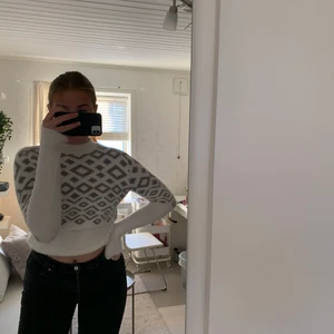 Stickad tröja storlek M - Jag säljer denna vit och gråa tröjan i storlek M. Tröjan är jätteskön och bekväm då den är väldigt stretchig. Den är köpt utomlands och har använts vid några få tillfällen men är ett fint skick. Betalning sker via Swish och köparen står själv för frakten💗