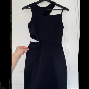  Cocktail dress - Fin cocktail klänning använt en gång jätte sexig sitter jättefint på kroppen