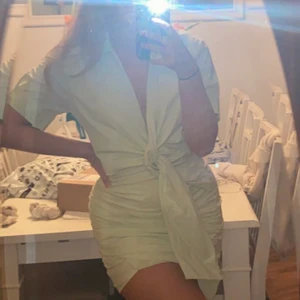 Klänning - Ljus grön klänning ifrån zara i storlek M.