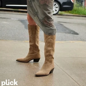 Cowboy boots  - Säljer dessa supercoola cowboy bootsen. Helt oanvända, väljer pga att det är lite stora då jag egentligen har 38. Säljer för 400kr