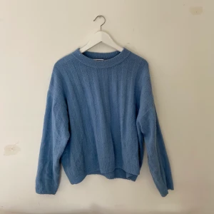 Blå tröja  - Den här tröjan är så mjuk att man kan sova i den😍! Den är super fin och passar superbra till typ vilka byxor som helst. Den är från monki och jag älskar denna tröja. Då garderoben är översvämmad så måste denna ryka😫 