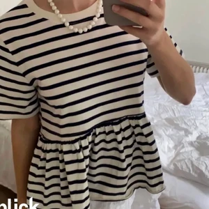 randig t shirt zara med volang! OANVÄND - Säljer denna jättefina randiga toppen från zara som är helt oanvänd!💓( första och andra bilderna är lånade❤️)