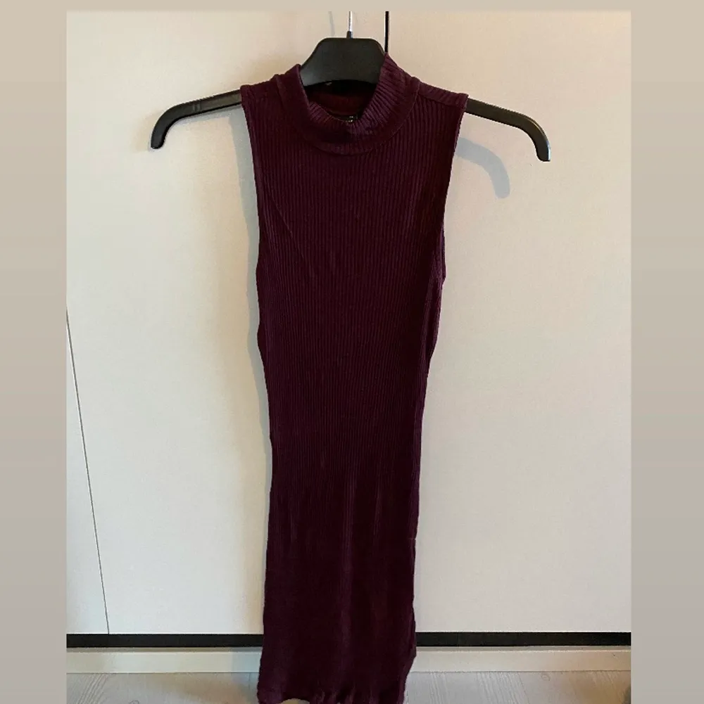 Fin stretchig klänning i en mörk vinröd färg. Fint skick. Köparen står för frakt. . Klänningar.
