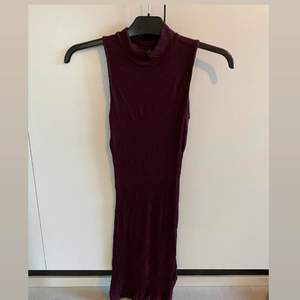 Fin stretchig klänning i en mörk vinröd färg. Fint skick. Köparen står för frakt. 