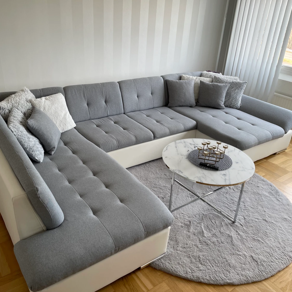 Grått med vitt skinn