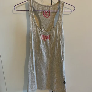 Träningslinne  - Träningslinne från everlast. Skrynkligt pga legat nerpackat, men absolut i fint skick! Köparen står för frakt. 