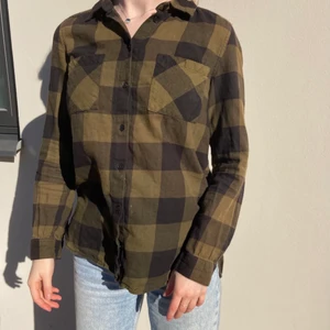 Rutig skjorta - Rutig grön och svart skjorta från H&M. I storlek 34. Frakt ingår.