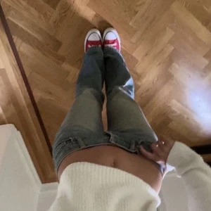 Low waist flare jeans - Stretchiga supersköna low flare jeans. Passar perfekt och nyskick! Säljs för 250kr+frakt. FRAKTAR ENDAST
