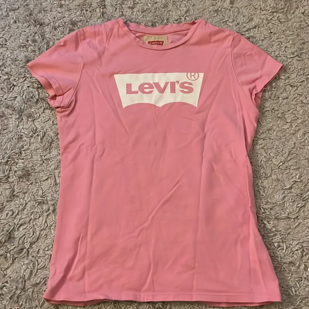 Säljer denna fina äkta Levis t-shirten, den är knappt använd och är jätte fin nu till sommaren!! ❤️. T-shirts.