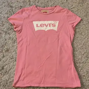 Säljer denna fina äkta Levis t-shirten, den är knappt använd och är jätte fin nu till sommaren!! ❤️
