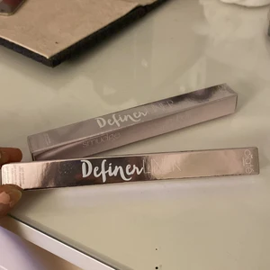 Eyeliner - Glittrig eyeliner från Ciaté London i färgerna starburst. Fick 2 pennor för mycket så säljer därför dessa! Aldrig använda. Leveransen ingår i priset!