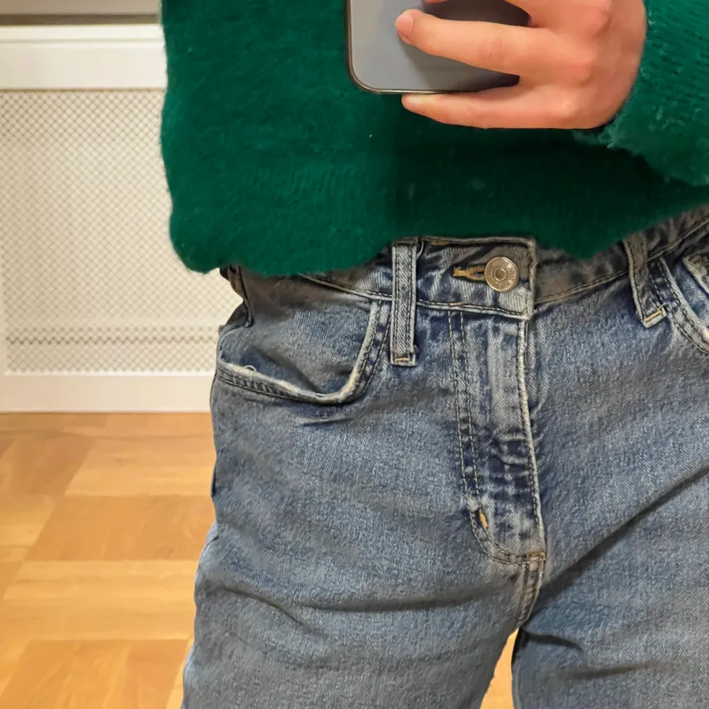 Säljer nu dessa fina mid waist straight jeans från zara i jättebra skick💕fick dessa av en kompis då jag inte vet om de är avklippta eller om de ska vara lite slitna där nere ❤️säljer pga för stora! Kontakta för fler bilder och pris kan diskuteras . Jeans & Byxor.