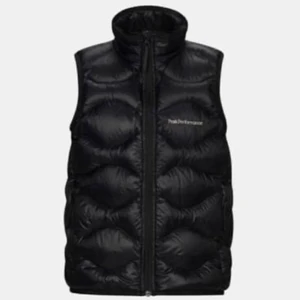 Peak Performance väst - Säljer min helium väst från Peak performance, Strl 160. Ordinarie pris 1200kr, säljer för 750. Använd fåtal gånger och är i bra skick.  Kan skicka mer bilder privat.