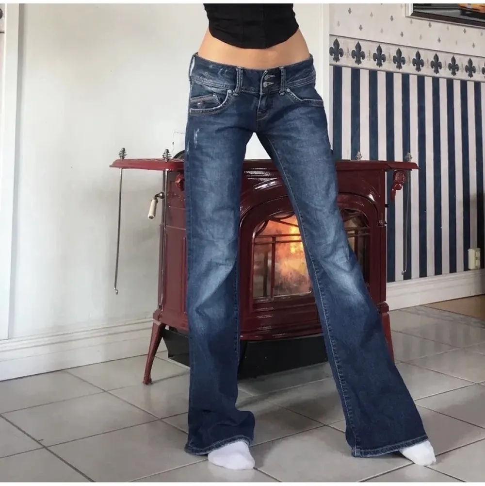Jättesnygga low waisted jeans från Tommy Hilfiger. Köpta här på Plick men säljer då de var för små. Bilderna är från tidigare säljare. Midja: 83cm. Innebenslängd: 82cm. Köpare står för frakt💖💖 . Jeans & Byxor.