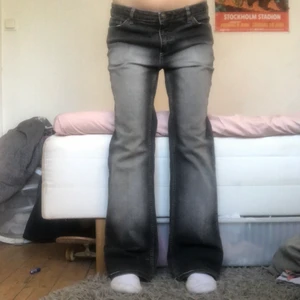 Grå/svarta jeans - Ett par grå/Svarta och vida jeans! Supercoola och trendiga