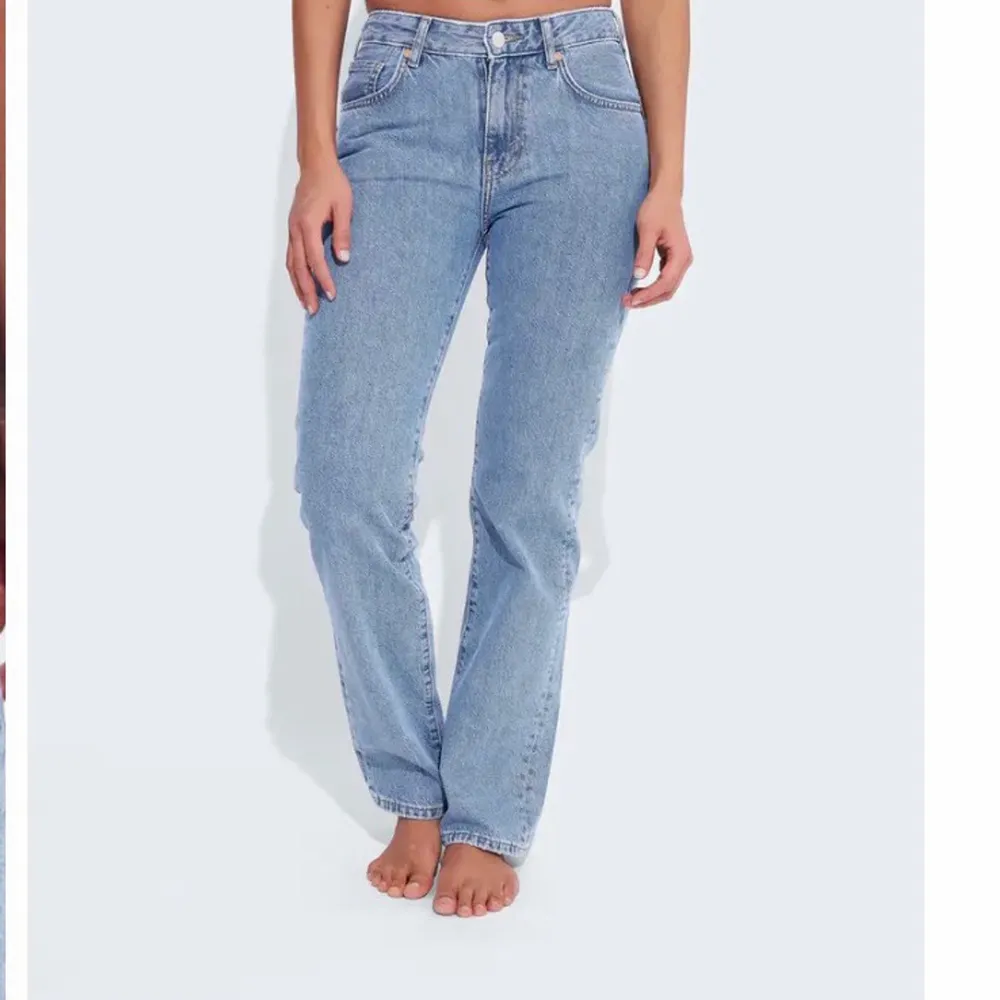 Jätte fina Low Rise 550 jeans från Bikbok slutsålda, som tyvär inte kommer till användning, har haft på mig byckserna två gånger. Köparen står för frakt.. Jeans & Byxor.