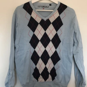 Blå rutig tröja - Säljer denna superfina blå rutiga tröja pågrund av att jag inte längre får användning av den. Den har ett litet hål i vänster arm vid handen som syns på sista bilden! frakt ingår ej i priset💞