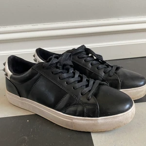 Skor - Sparsamt använda! Köpt på Zalando för ungefär 700kr. Pris +frakt 
