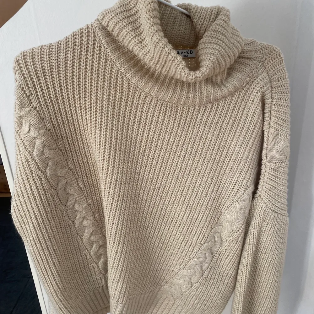 Superfin flätdetalj på sidorna, supermysig turtleneck! Säljer då jag har andra liknande 💓 storlek Xs men skulle passa upp mot M också beroende på hur man vill att den sitter, 150 kr + frakt . Tröjor & Koftor.