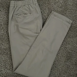 Linnebyxa herr  - Säljer nu dessa linnebyxor från Kappahls herravdelning då jag köpt ett par nya. Står att det är storlek 36, men passar mig och jag är i vanliga fall 32-34. Använda ett en fåtal gånger och inga märken någonstans. Skriv för mer info 